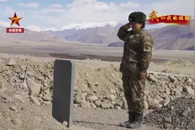 看哭了！喀喇昆仑女兵替父亲祭奠牺牲战友视频封面
