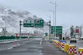 300余名游客滞留伊犁收费站30多小时：车上过夜车外积满白雪，担心隔离期不确定会影响工作图片