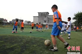 广西农村少年圆足球梦 家门口过“足”瘾图片