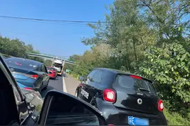 5名网友高速上拍下57辆车违法占用“生命通道”铜陵交警将予以核实并处罚图片