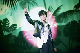 杨芸晴举行TMElive线上演唱会首唱新歌图片
