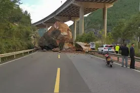 四川朝天境内一巨石坠落路中央致G108国道中断 车辆需绕行图片