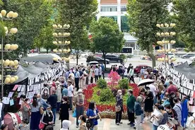 国庆假期掀起相亲热 武汉洪山公园相亲角人流如潮图片