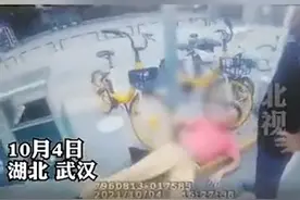 交警救助醉倒男子 却被男子误会“限制人身自由”视频封面