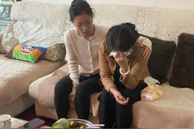 泪目！父亲牺牲那天是女儿的生日，家人深情怀念英雄交警李涌图片