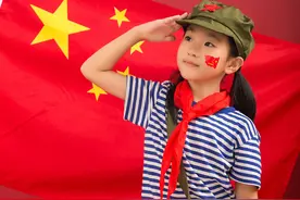 我跟国旗合张影合集｜我向国旗敬个礼图片
