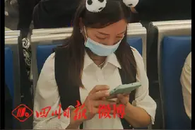 离开成都的游客人手一只熊猫？图片