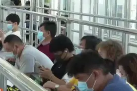 上海：崇明至市区方向公交班次正常  车客渡排起长龙视频封面