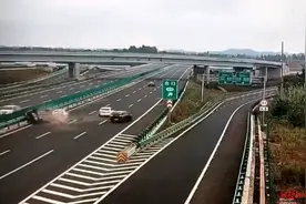 高速路上错过匝道竟停在超车道 致三车追尾，司机被扣6分罚200图片