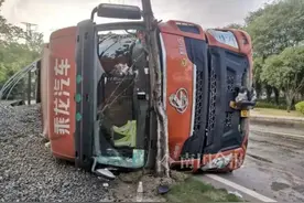 又是油污带！柳州这条路上，大车侧翻后小车遭殃了图片