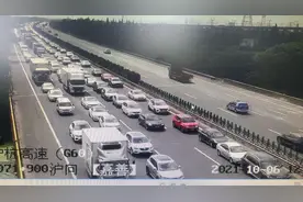 嘉兴高速迎来假期返程高峰，车多事故就来了，出行还需谨慎驾驶图片