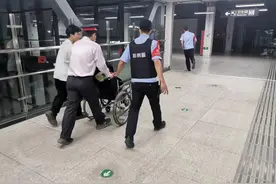 合肥一女学生在地铁站突晕倒获救助图片