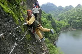 穿越崇山峻岭，武汉81岁老人国庆自驾游跑了1500公里图片