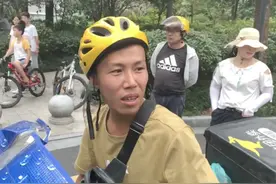 长假在杭州救火的小哥是跑单王，做事很拼，月入1万，午饭总吃6元的拌面图片