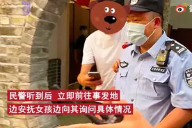 吓人！女子景区上厕所屋顶掉下一条蛇 ，民警徒手擒蛇抓七寸图片