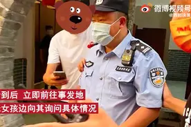 吓人！女子景区上厕所屋顶掉下一条蛇 ，民警徒手擒蛇抓七寸图片