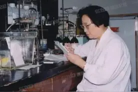 她亲自做“小白鼠”研制抗疟药，挽救全球数百万人生命图片
