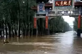 持续降雨河水漫过两道堤坝，山西孝义一村庄500多名村民连夜撤离图片