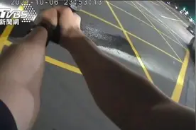 台湾警察深夜连开9枪！高雄男子拒绝检查，驾车撞摩托车后逃逸图片