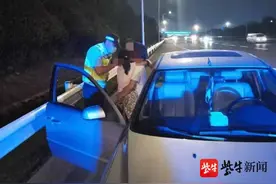 高速上停车换人、吵架……
高速应急车道不是停车场图片