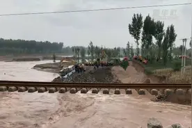 暴雨致山西一桥梁垮塌 南同蒲铁路中断