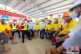 香港中联办副主任谭铁牛探访地盘工友图片