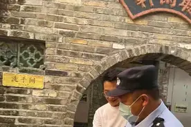 女游客上厕所时遇蛇，民警沉着果断徒手擒蛇图片