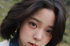欧阳娜娜户外写真朝气蓬勃 留短发青春恣意眼神清澈图片