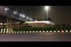 破案了！印度一飞机被卡天桥下全过程曝光，路人拍下事发视频忍不住大笑图片