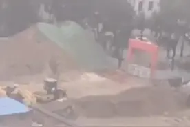 保定官方回应“地陷致老人坠坑”：40多名消防员参与救援，老人经抢救无效离世图片