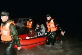 武警官兵奋战山西抗洪一线 转移近万名受灾群众图片