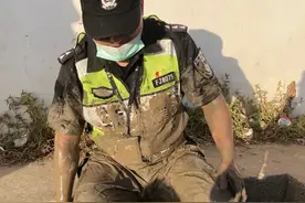 游客母子海边捡螃蟹深陷淤泥！救援紧张展开图片