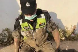 游客母子海边捡螃蟹深陷淤泥！救援紧张展开图片