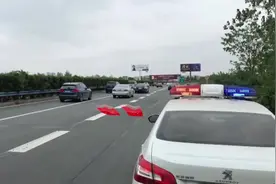 湖北高速交警提醒：15时，沪渝高速潜江服务区已经饱和视频封面