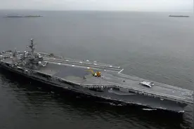 仅1美分！美军以1美分单价将两艘退役航母卖给拆船公司图片