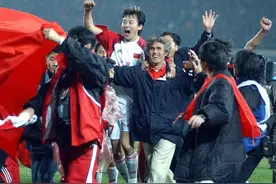 国足闯入世界杯20周年！众人纷纷怀念，并期待国足明晨击败越南图片