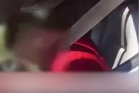 怕费油高温天开车不开空调，男子热到头晕将车违停