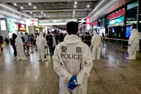 虹桥火车站今迎35万返程客流，旅客“亮屏”快速出站图片