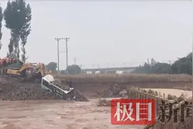 山西祁县用卡车和公交车投河堵决口抗洪，卡车入水前司机惊险跳出驾驶室图片