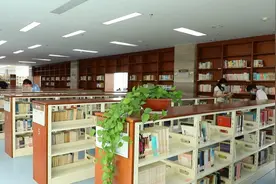 邹城市民图书馆里品书香 国庆假期人气旺图片