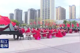 阳江：百台古筝钢琴在漠阳湖公园和鸣图片