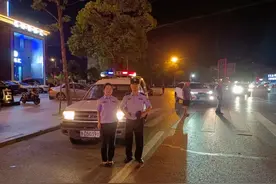 咋回事？荆州这辆警车突然闯红灯！路人却纷纷点赞图片