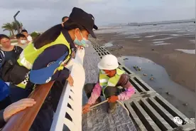 东莞一女孩看海时，手机突然掉下去了图片