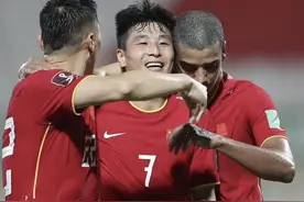武磊补时绝杀！国足3:2险胜越南，取得12强赛首场胜利图片