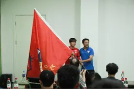 上海高校足球探索“校企融合”新模式，安徽万辰东华男足出征中冠联赛图片