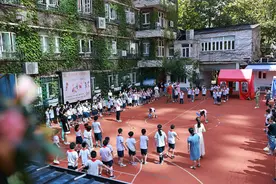上海淮海路边“袖珍小学”，操场只有一个篮球场大，学生体育数一数二，怎么做到的？图片