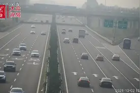 畅行高速丨匝道口乱变道后，10倍速震撼画面来袭图片