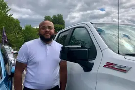 美警自称“猎人”上街执法 开枪击中人群后击掌庆祝图片