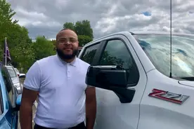 美警自称“猎人”上街执法，开枪击中人群后击掌庆祝图片