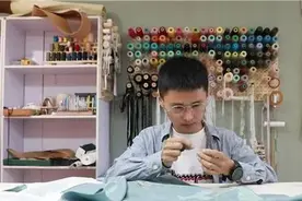 95后小伙4年做200多件旗袍！这件“有凤来仪”手工缝制3万多针图片